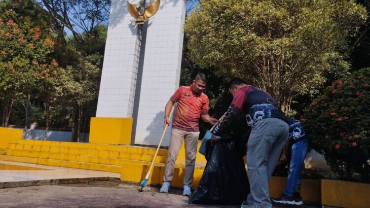 Rutan Tanjung Redeb Kerja Bakti Bersihkan Taman Makam Pahlawan