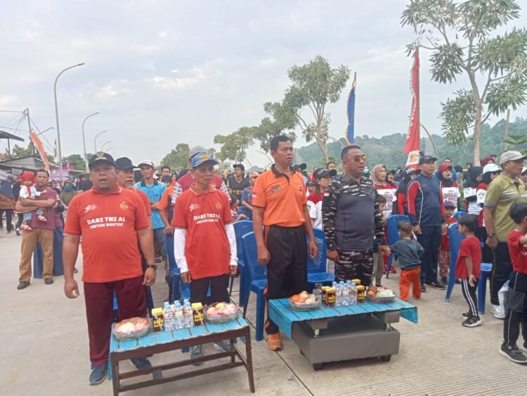 Sambut HUT RI ke-78, Ratusan Warga Sambaliung Ikuti Jalan Sehat