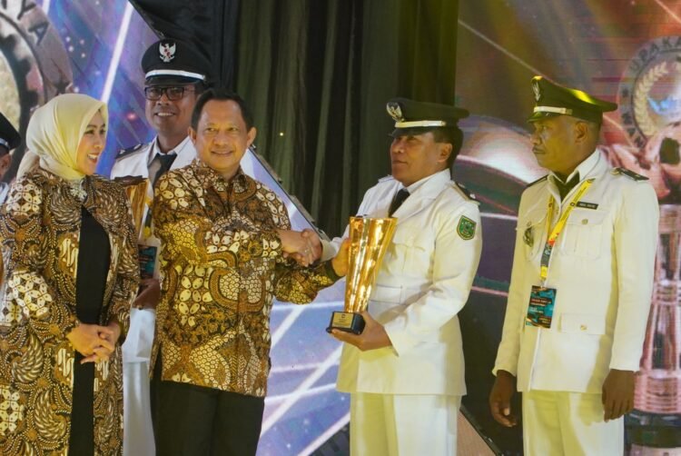 Juara Satu Lomba Desa Tingkat Nasional Regional III, Kakam Labanan Makarti Diundang Ke Istana Negara.