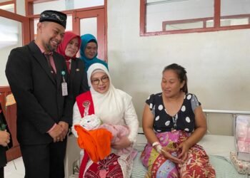 Kunjungi Langsung Ibu Yang Melahirkan Pada Tanggal 17 Agustus Di RSUD Abdul Rivai, Ini Pesan Ketua TP-PKK Berau
