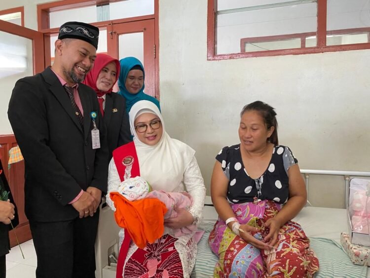 Kunjungi Langsung Ibu Yang Melahirkan Pada Tanggal 17 Agustus Di RSUD Abdul Rivai, Ini Pesan Ketua TP-PKK Berau