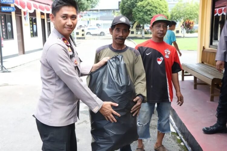 Polres Berau Bersama Pemulung Kolaborasi Menjaga Kebersihan dan Kelestarian Lingkungan