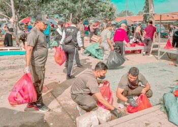 Kodim 0902/Berau Bersama Instansi Terkait Bersihkan Sampah Berserakan di Pasar Sanggam Adji Dilayas