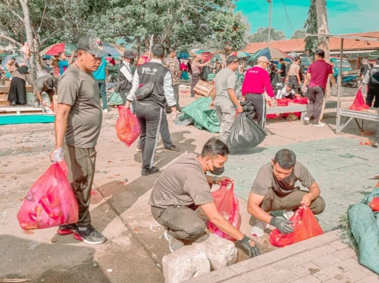 Kodim 0902/Berau Bersama Instansi Terkait Bersihkan Sampah Berserakan di Pasar Sanggam Adji Dilayas