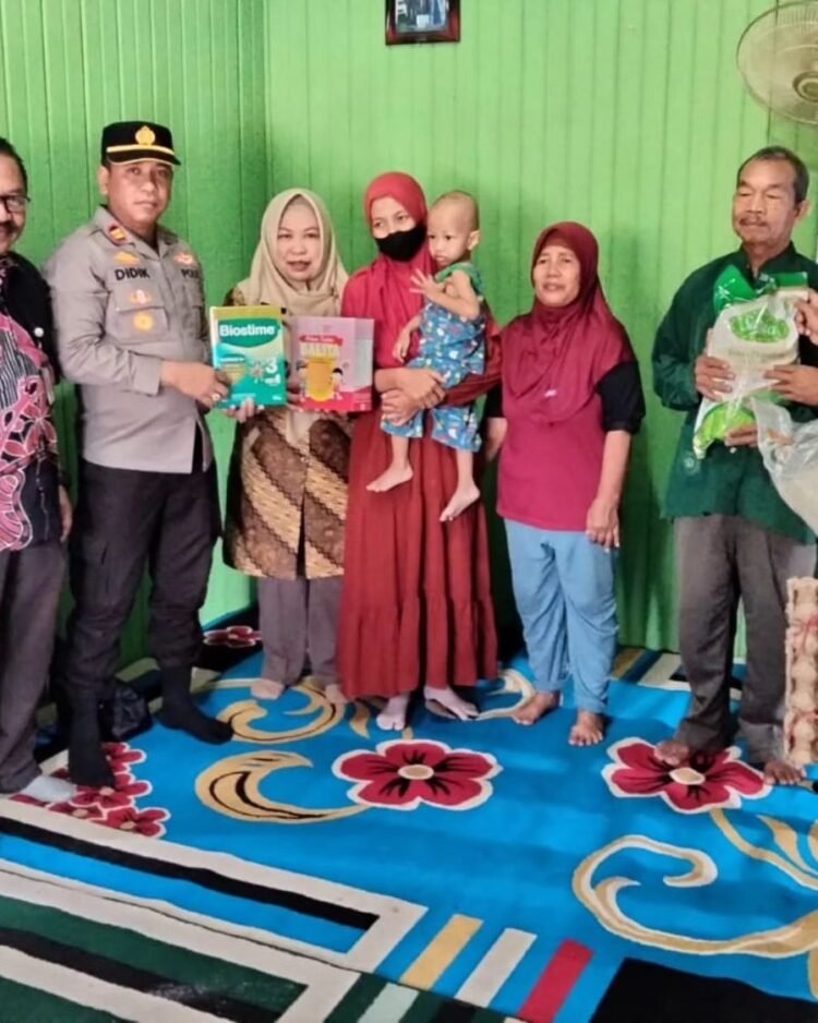 Peduli Anak Stunting Di Wilayah Binaan, Camat dan Kapolsek Teluk Bayur Kunjungi Sekaligus Beri Bantuan Sembako