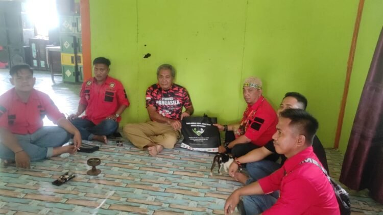 Pasukan Merah SART Bagikan 50 Paket Sembako Buat Masyarakat Kurang Mampu
