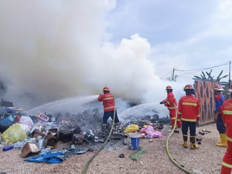 Ternyata Gudang Penumpukan Barang Bekas Yang Terbakar