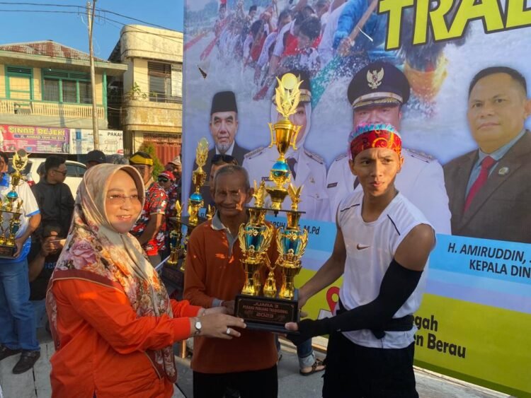 Bupati Hadiri Cara Lomba Perahu Panjang Tradisional