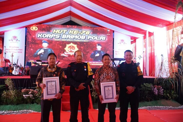 Bupati Terima Penghargaan Kapolda Kaltim di HUT ke 78 Brimob
