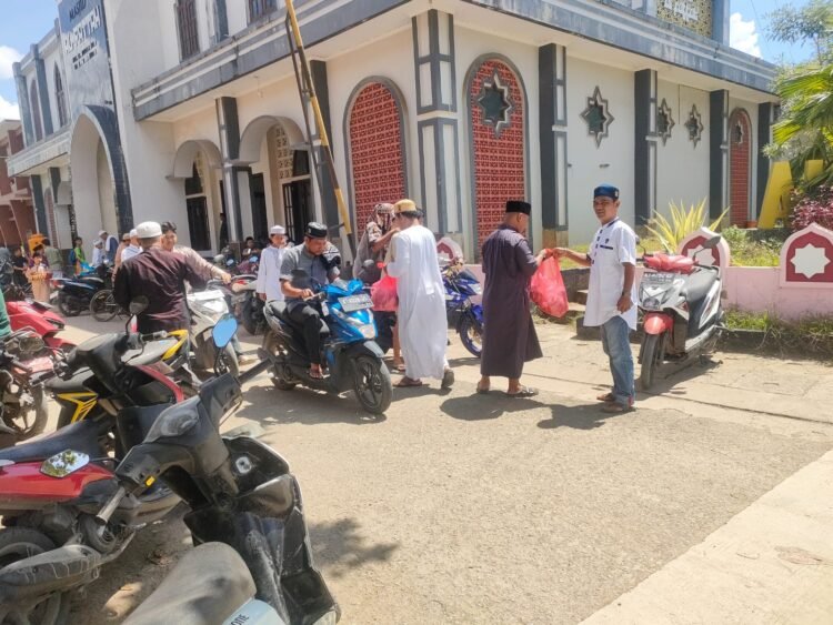 Jumat Berkah, Ormas LBDH Berau Bagikan 50 Paket Nasi Bungkus siap saji