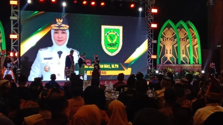 Bupati Sri Juniarsih Mas Terima Lencana Bakti Pembangunan Desa