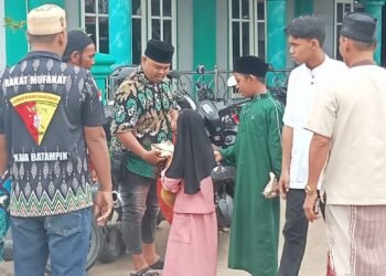 Ormas LBDH Berau bersama Sahabat Lalu Indra Firmansyah berbagi Nasi Siap Saji Ke Jamaah Shalat Jumat