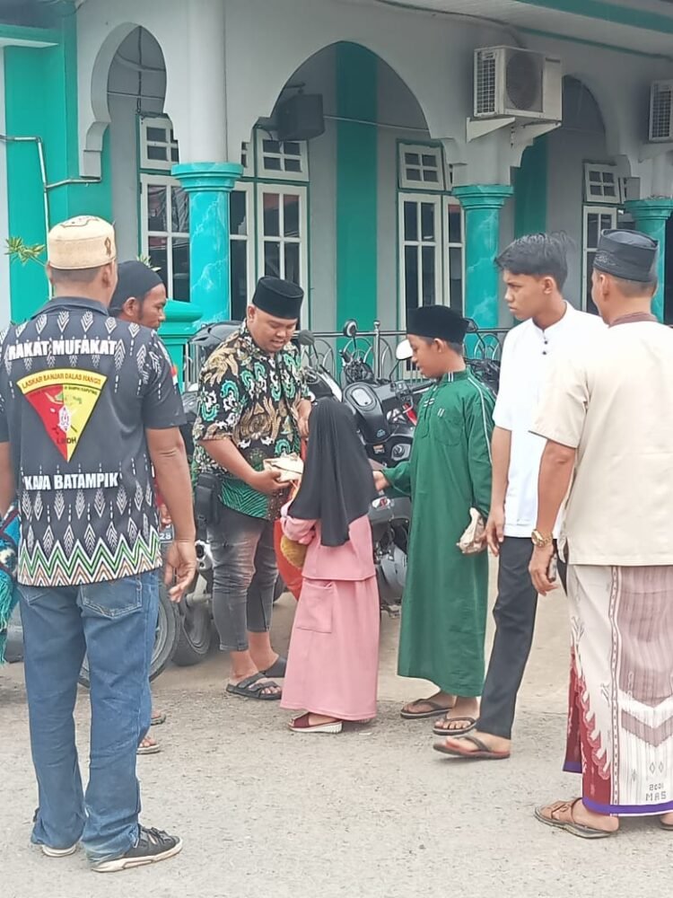 Ormas LBDH Berau bersama Sahabat Lalu Indra Firmansyah berbagi Nasi Siap Saji Ke Jamaah Shalat Jumat