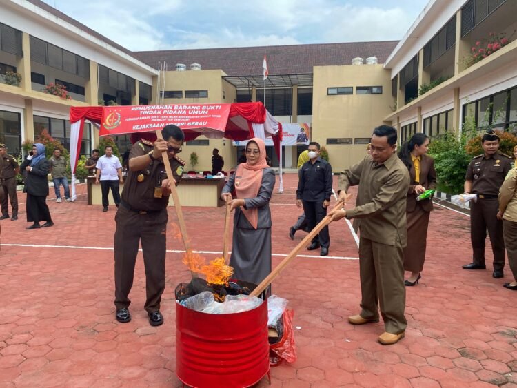 Kejaksaan Musnahkan Barang Bukti Dari 124 Perkara Yang Sudah Berkekuatan Hukum Tetap