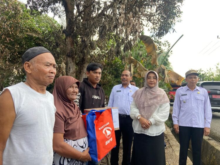 Peduli Korban Kebakaran, Bupati Berau Serahkan Bantuan