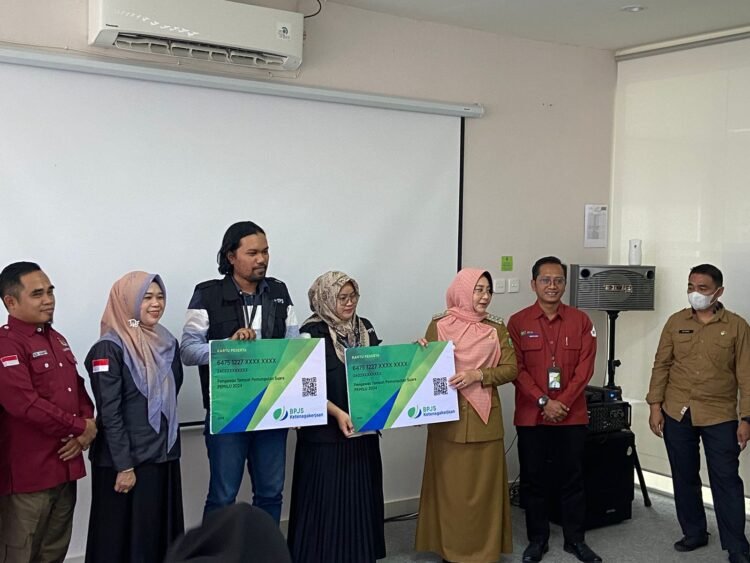Bupati Berau Serahkan BPJS Ketenagakerjaan Untuk Petugas Pemilu