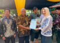 Warga Kelurahan Sambaliung Dapat 10 Sertifikat PTSL Secara Simbolis Oleh Bupati