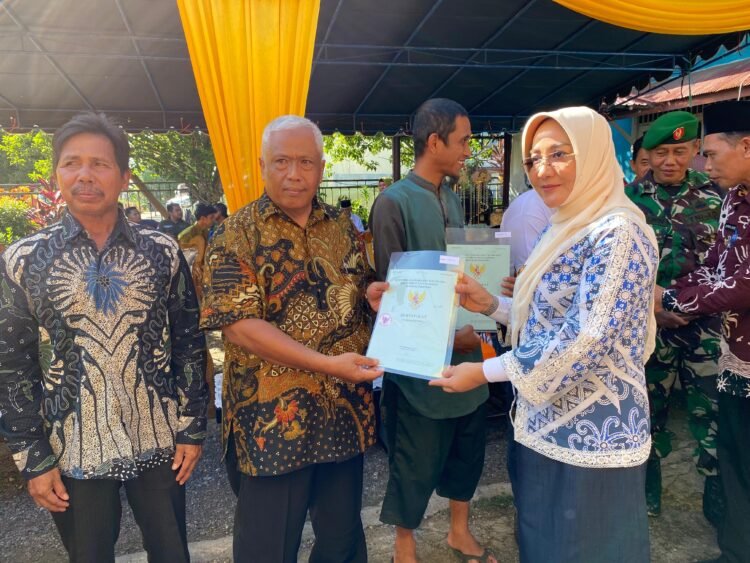 Warga Kelurahan Sambaliung Dapat 10 Sertifikat PTSL Secara Simbolis Oleh Bupati