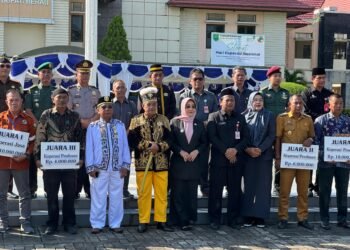 Di Harkopnas 2024, Bupati Menyerahkan Penghargaan Kepada 10 Koperasi Yang Aktif