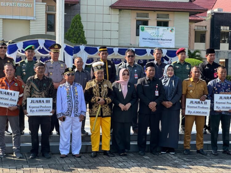 Di Harkopnas 2024, Bupati Menyerahkan Penghargaan Kepada 10 Koperasi Yang Aktif
