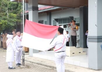 Kapolres Berau Pimpin Upacara Bendera di SMA Negeri 1 Berau