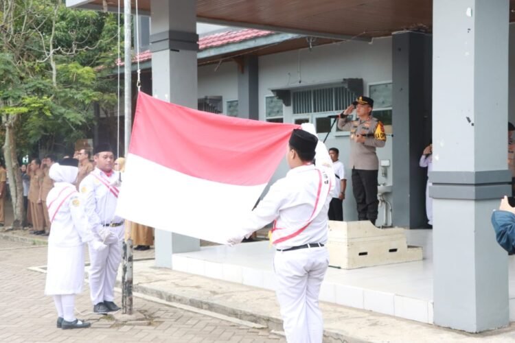 Kapolres Berau Pimpin Upacara Bendera di SMA Negeri 1 Berau