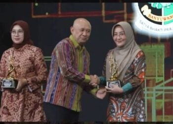 Lagi, Bupati Sri Juniarsih Raih Penghargaan Nasional