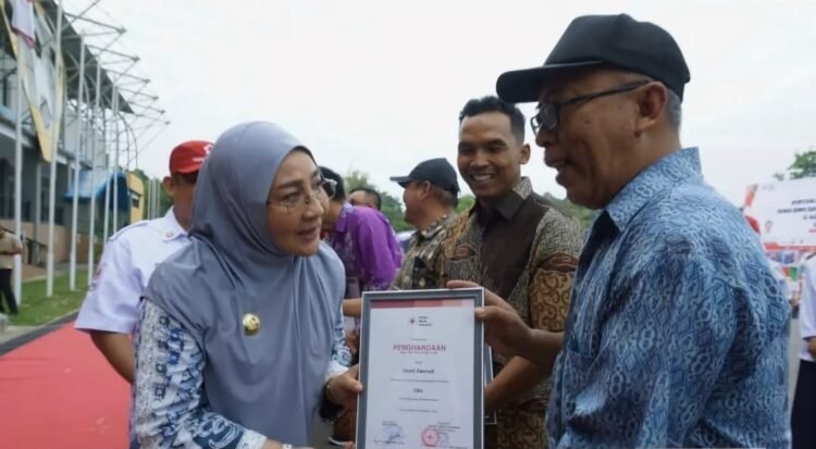 Selain Singgung Peran PMI Dalam Mengatasi Perubahan Iklim Saat Ini, Bupati Juga Berikan Penghargaan Ke Pendonor Yang Aktif
