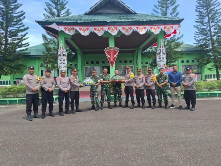 Polres Berau Berikan Ucapan Selamat HUT TNI Ke-79 di Yon Armed 18/Komposit