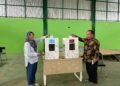 Madri Pani Di Dampingi Istri Gunakan Hak Pilih Nya Di TPS 02 Kampung Gurimbang