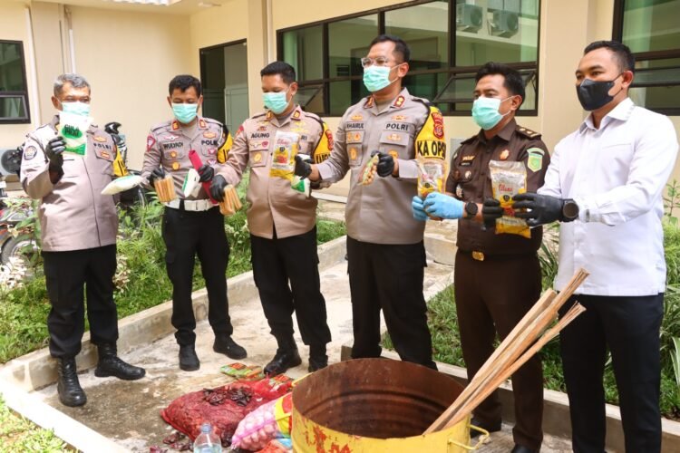 Polres Berau Musnahkan Barang Ilegal Penyelundupan dari Malaysia