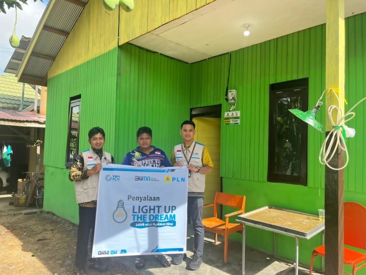 Melalui Program LUTD, PLN Berau Kembali Realisasikan Penyambungan Listrik Gratis