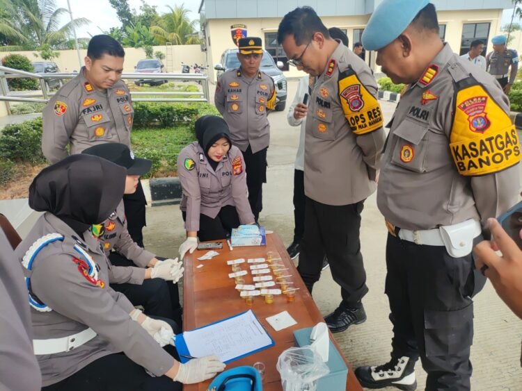 Kapolres Bersama PJU Polres Berau Jalani Tes Urine