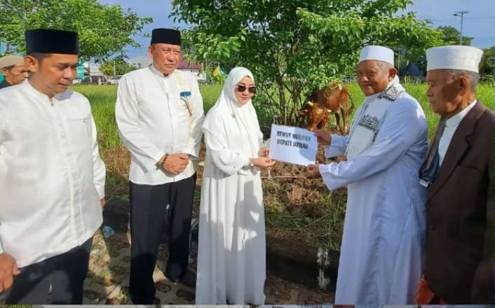Bupati Serahkan Bantuan Hewan Qurban Buat Masjid Baitul Hikmah