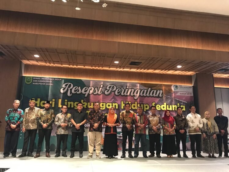 Bupati Serahkan Secara Langsung Penghargaan Kepada Elemen Yang Peduli Lingkungan
