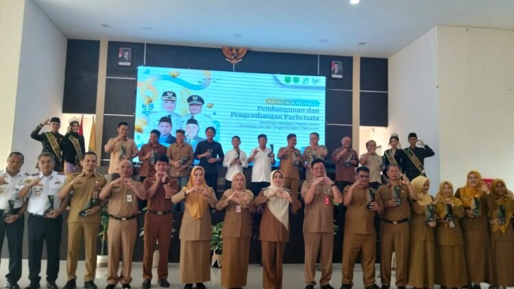 Teguhkan Komitmen Majukan Destinasi Unggulan, Pemkab Berau Anugerahkan Penghargaan