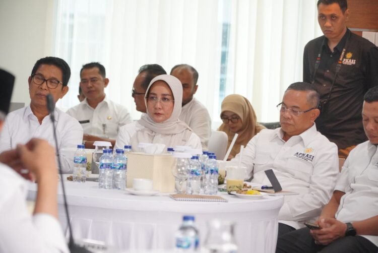 Bupati Sri Juniarsih Mas Menghadiri Pertemuan Bersama Apkasi Dan Ketua Komisi II DPR RI