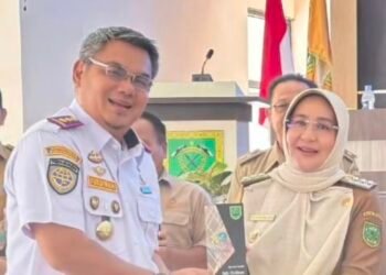 Kepala Kantor Otoritas Bandara Udara Wilayah VII Dapat Penghargaan Dari Pemkab Berau