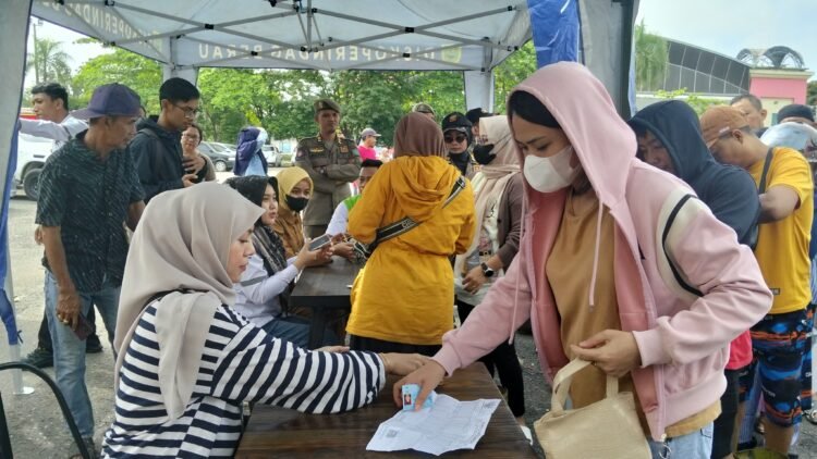 Warga Padati Area Pasar Murah Diarea GOR Pemuda ‎